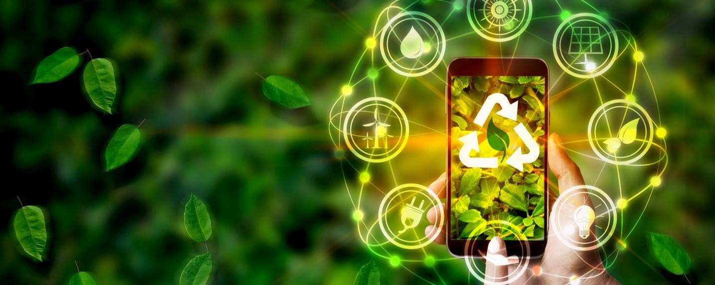 Téléphone entouré de symboles de recyclage et d’énergies renouvelables, illustrant un numérique plus responsable